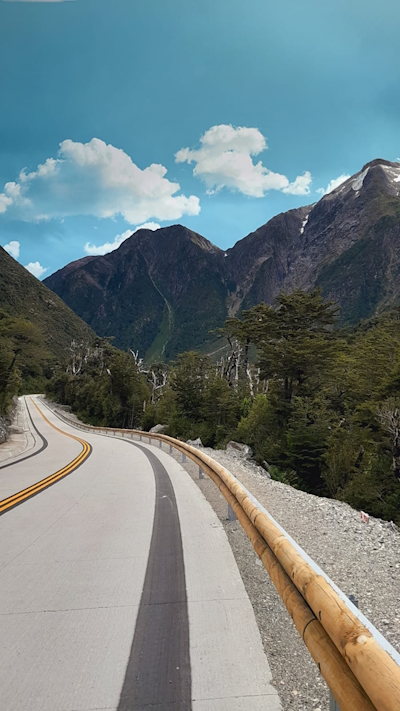 Eine abgelegene Straße durch die Berge Patagoniens, als Symbol für Bewegung, Freiheit und das Leben unterwegs